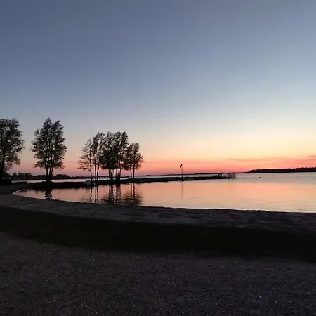 Semesterbostad Traumhaftes Am Veluwemeer, Bad Hoophuizen